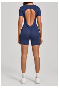 Détail du body de sport bleu foncé dos nu avec coutures en V et manches courtes ajustées