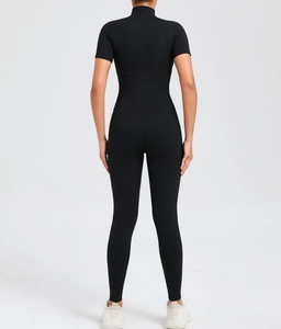 Rückansicht eines schwarzen kurzärmeligen Yoga-Jumpsuits mit geometrischen Nähten