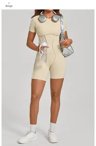 Détail du body de yoga beige à manches courtes avec coutures ergonomiques et tissu extensible