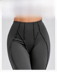 Dettaglio dei leggings yoga a vita alta con controllo addominale e cuciture 3D sagomate