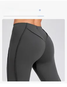 Dettaglio dei leggings da yoga a vita alta con cuciture curve per un effetto lifting