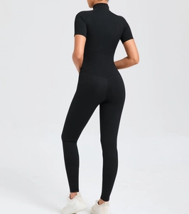 Rückansicht eines schwarzen kurzärmeligen Yoga-Bodysuits mit körperformenden Nähten