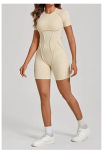 Détails de couture sculptante sur un body de sport beige avec une coupe ajustée