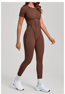 Détail de la combinaison moulante marron foncé avec coutures 3D sans couture