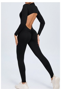 Détail du dos ouvert et effet galbant sur la combinaison de yoga noire à manches