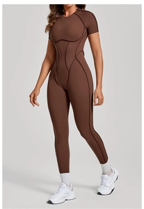 Détail d'un body de sport marron avec surpiqûres noires contrastées et coupe ajustée