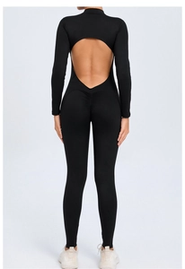 Vue arrière du body de yoga noir à manches longues avec dos nu et effet fesses froncées