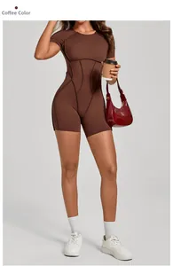 Détail du body marron café avec coutures structurelles et design dos nu élégant