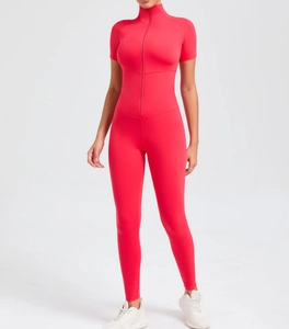 Detailansicht der wassermelonenroten kurzarm Yoga-Jumpsuit mit vorderem Reißverschluss