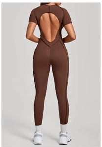 Détail du dos nu sur cette combinaison de yoga marron à manches courtes