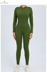 Détail du body de yoga vert armée à manches longues avec fermeture éclair et coutures sport