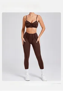 Detail van de bruine yogaset met zichtbare stiksels op sport-bh en legging met hoge tailleband