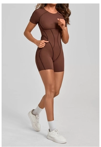 Détail d'un body de yoga marron foncé à manches courtes avec coutures de contour