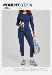 Dettaglio della tuta da yoga blu navy con cuciture a costine e tessuto sportivo elastico