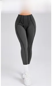 Vista dettagliata dei pantaloni da yoga grigio antracite a vita alta con cuciture a contrasto