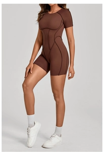 Détail de couture contrastée sur un body de sport marron ajusté à manches courtes