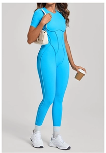 Détail de la combinaison de sport bleue avec coutures courbées et texture de tissu élastique