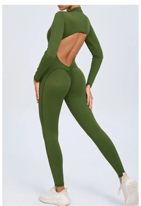 Dos nu de la combinaison de yoga vert olive à manches longues avec effet push-up plissé