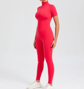 Detail eines hellroten Kurzarm-Yoga-Bodysuits mit Reißverschluss aus Stretchmaterial