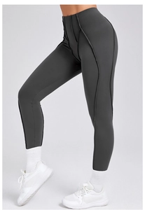 Dettaglio dei leggings da yoga grigio scuro a vita alta con cuciture modellanti e tessuto elastico