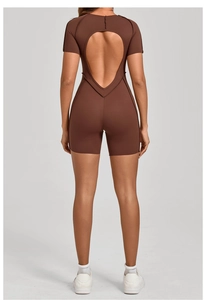 Détail d'un combishort de yoga marron foncé montrant le dos nu en forme de cœur