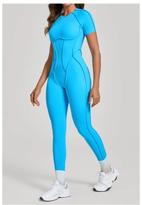 Détail d'une combinaison de sport bleu ciel avec coutures ergonomiques et tissu extensible