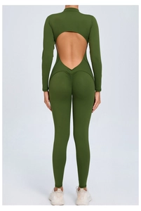 Détail d'un body de yoga vert foncé avec dos nu et effet froncé aux fesses sculptant