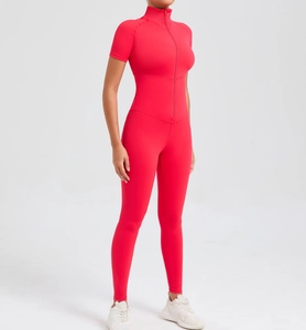 Detailaufnahme eines roten Kurzarm-Yoga-Bodysuits mit Front-Reißverschluss und Stehkragen