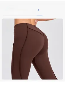 Detail van de diepbruine yoga broek met hoge taille, 3D-contouren en een push-up effect