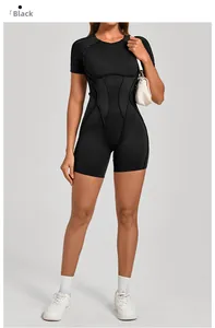 Détail d'un combishort de sport noir avec coutures galbantes et tissu extensible