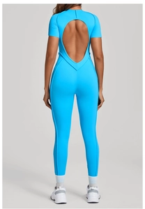 Vue détaillée de la combinaison de fitness bleue à dos nu avec découpe en forme de goutte