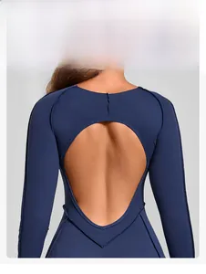 Dettaglio del body da yoga blu scuro con schiena scoperta e design sportivo ritagliato