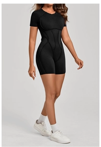 Vue latérale détaillée du body de sport noir à manches courtes et coutures ergonomiques