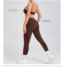 Detailweergave van de bruine yogaset met hoge taille legging en uitneembare vullingen