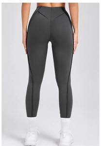 Dettaglio dei leggings yoga grigi a vita alta con cuciture a V per un effetto lifting