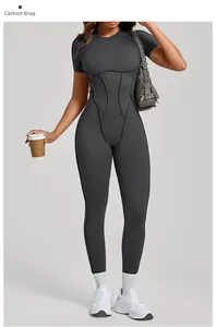 Détail de la combinaison de yoga gris anthracite avec coutures et design dos nu