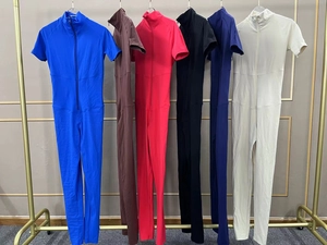 Detail der Kurzarm-Yoga-Jumpsuits mit Frontreißverschluss in verschiedenen Farben