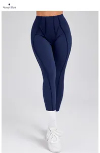 Dettaglio dei leggings yoga blu navy a vita alta con cuciture esterne decorative di stile