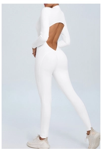 Détail de la combinaison de yoga blanche avec dos nu en V et effet sculptant fessier