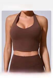 Détail de la brassière de sport yoga dos nu marron avec design croisé amincissant le dos
