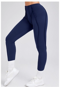 Dettaglio dei leggings a vita alta blu scuro con cuciture 3D e tessuto elastico sport