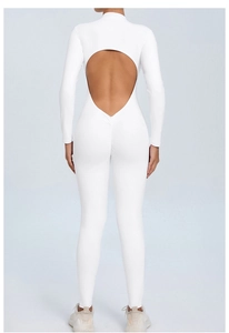 Détail d'une combinaison de yoga blanche à manches longues avec dos nu et effet froncé