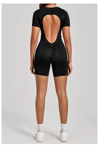 Détail montrant le design dos nu de cette combinaison de sport noire à manches courtes