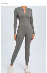 Détail de la fermeture éclair avant et du tissu mat extensible du body de yoga gris