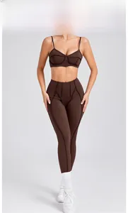 Detail van de koffiebruine yogaset met contrasterende stiksels op sportbeha en nauwe leggings