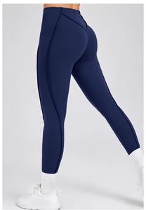 Dettaglio dei leggings da yoga blu navy a vita alta con cuciture a V e vestibilità slim