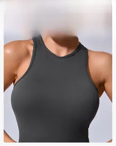 Dettaglio del top sportivo grigio scuro con scollo rotondo e trama del tessuto elasticizzato