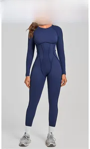 Dettaglio della tuta sportiva blu navy con cuciture ergonomiche per un effetto snellente