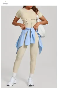 Détail de l'ensemble de yoga beige avec haut à dos ouvert et legging de sport gainant