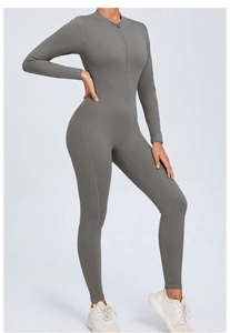Détail d'une combinaison de yoga grise à manches longues avec fermeture éclair et tissu stretch